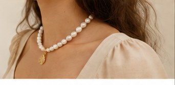 Femeie purtând un colier de perle O.R.O.